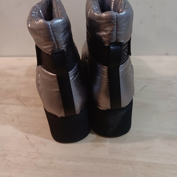 GUESS Women's Jilona Platform Cold Weather Quilted Puffer Booties - Picture 7 of 8